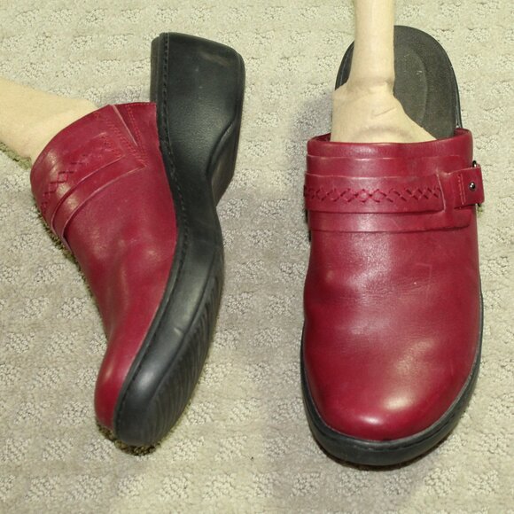 Clarks Women's 11 Red Mules - Picture 1 of 7